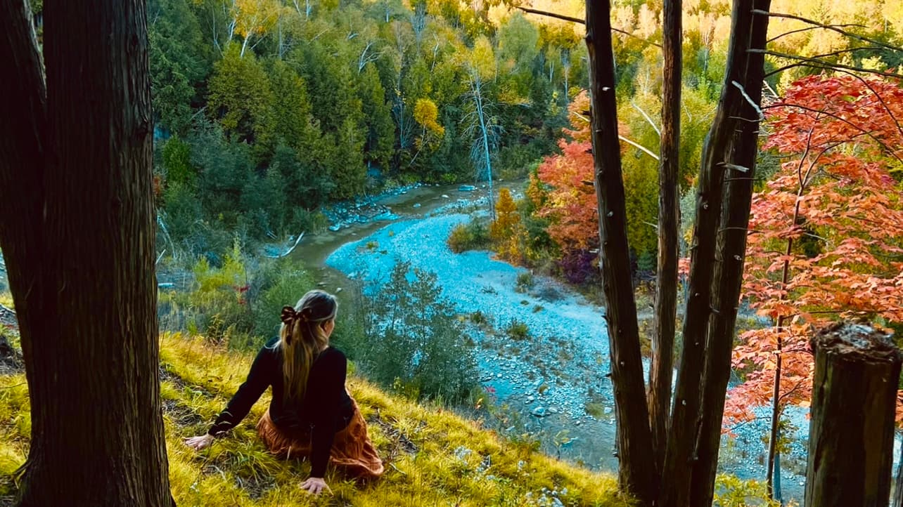 Jennifer Logan de Jenz Journeys face à une destination pittoresque à l'heure dorée.